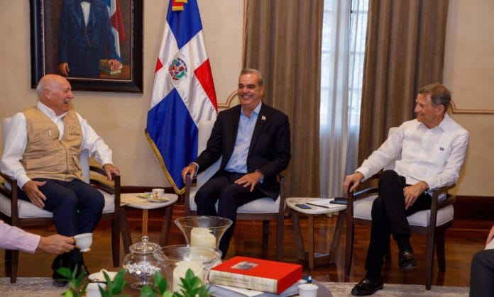 Jefe de Misión de Observadores OEA se reúne con Abinader y aclara su función en elecciones
