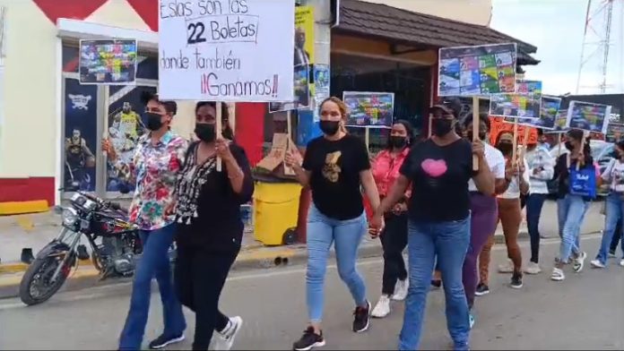 Mujeres peledeístas continúan manifestaciones pacíficas en Dajabón