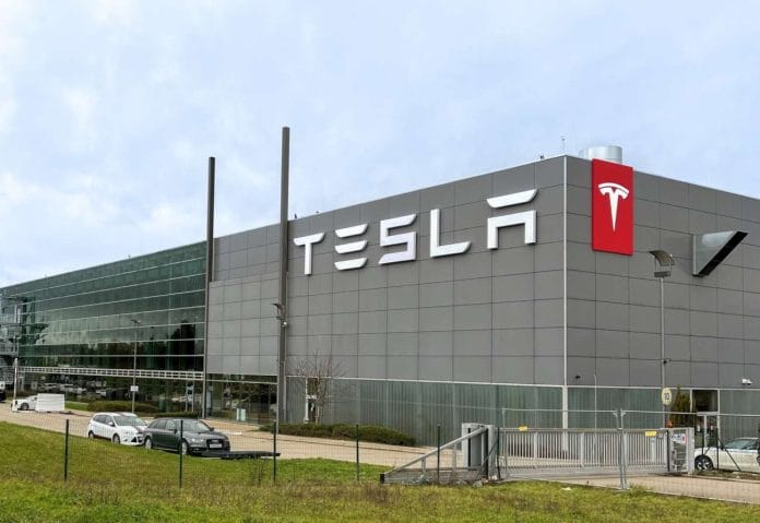Demandan a Tesla por mala gestión de residuos peligrosos