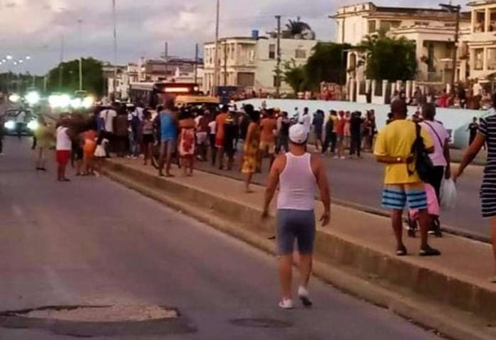 Protestas en Cuba: el régimen cortó las comunicaciones y bloqueó la señal de internet