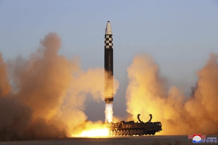 Corea del Norte dispara 