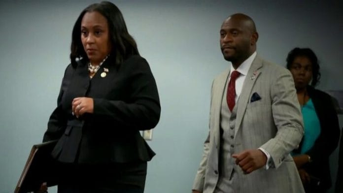 Fiscal ordena destituir al investigador del caso contra Trump en Georgia, Nathan Wade