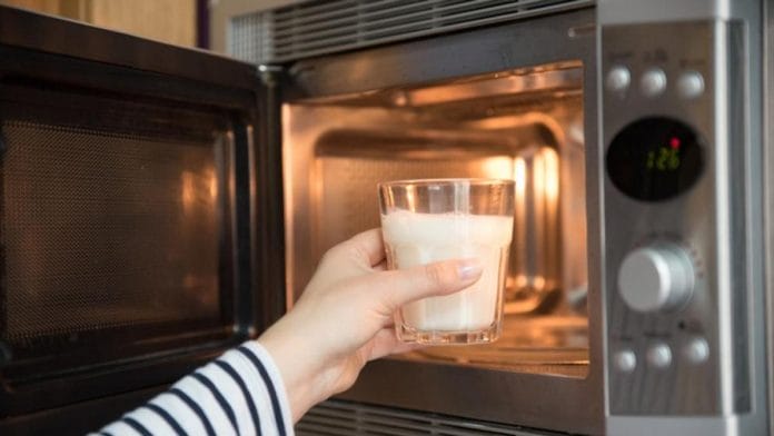 ¿Por qué no se debe calentar agua y leche en el microondas?