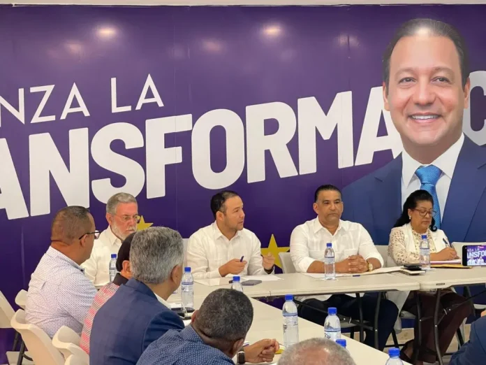 Luis Alberto inicia trabajos electorales con dirigentes PLD en Santo Domingo