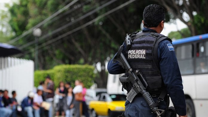 Encuentran cinco cadáveres apilados en una furgoneta en México