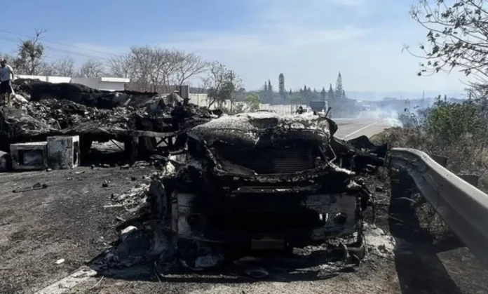 Dos muertos y vehículos incendiados tras enfrentamiento de Carteles al sur de México