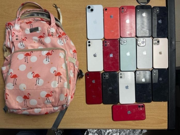 Policía apresa en el DN dos hombres por intento de comercialización de 16 celulares, presumiblemente robados.