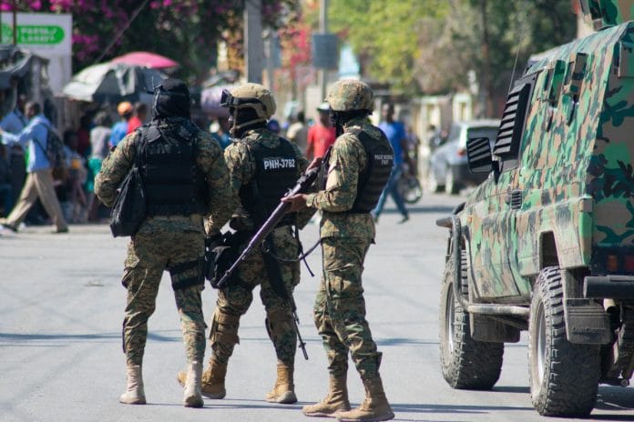 Haití extiende toque de queda nocturno a causa de la violencia; continúan las evacuaciones