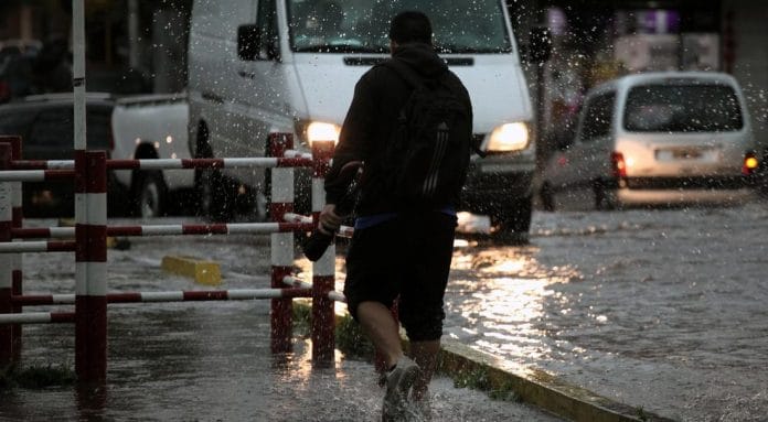 Buenos Aires bajo alerta naranja por fuerte temporal de lluvia