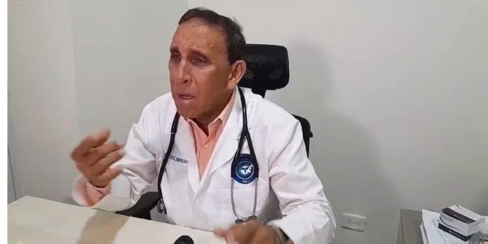 El especialista señaló que en los centros de salud se registra un incremento significativo de personas con fiebre, tos, dolor corporal y malestar general, lo que ha generado presión en los servicios de emergencia.