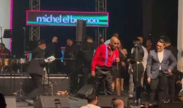 ¡Se pasó de Buenón! | Músicos abandonan al salsero Michel en pleno escenario
