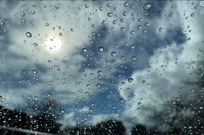 Ambiente con nubes dispersas y algunas precipitaciones para este