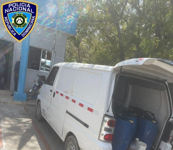 Policía apresa dos personas sustrayendo Gasoil de compañía de telecomunicaciones en Villa Gautier, SPM
