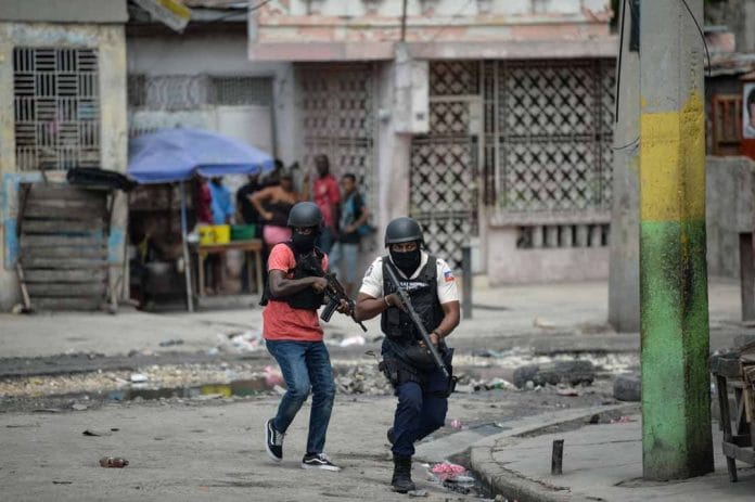 Policía de Haití ataca bastión del líder pandillero 