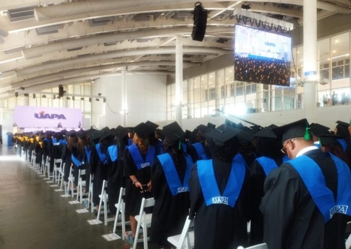 Privados de libertad se gradúan de estudios superiores a través de la Universidad UAPA