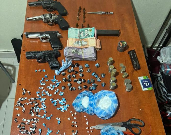 PN y MP ocupan drogas, elementos para su distribución y armas de fuego en operativos en SDE