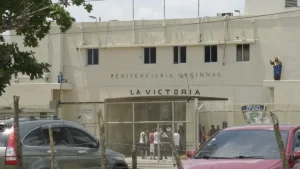 Trasladan a centros de salud al menos a 29 reclusos tras incendio en La Victoria