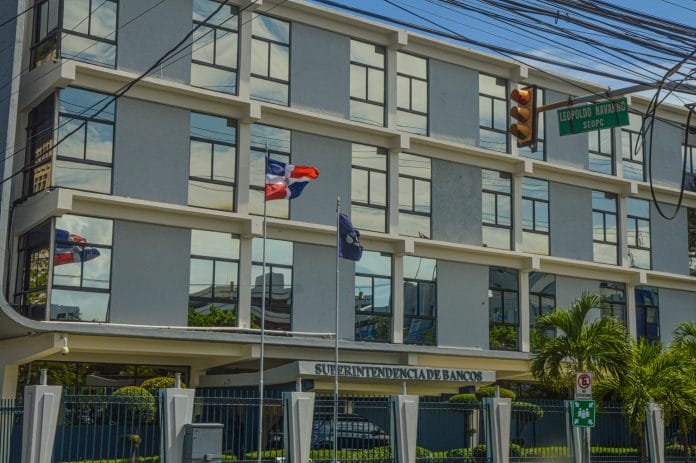 Superintendencia de Bancos: 48.2 % de las personas con créditos son mujeres