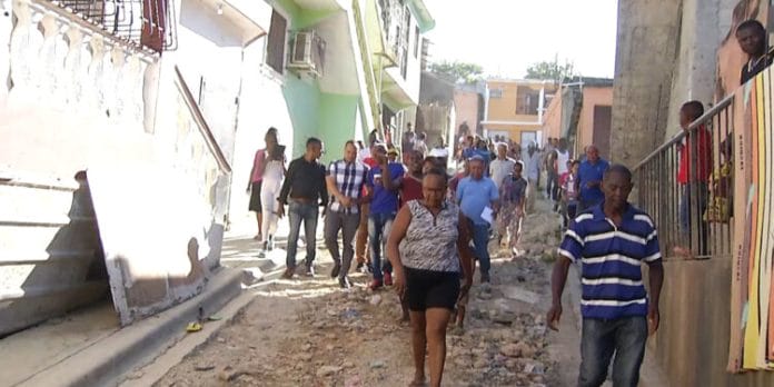 Residentes piden arreglo de calles en Los Guaricanos