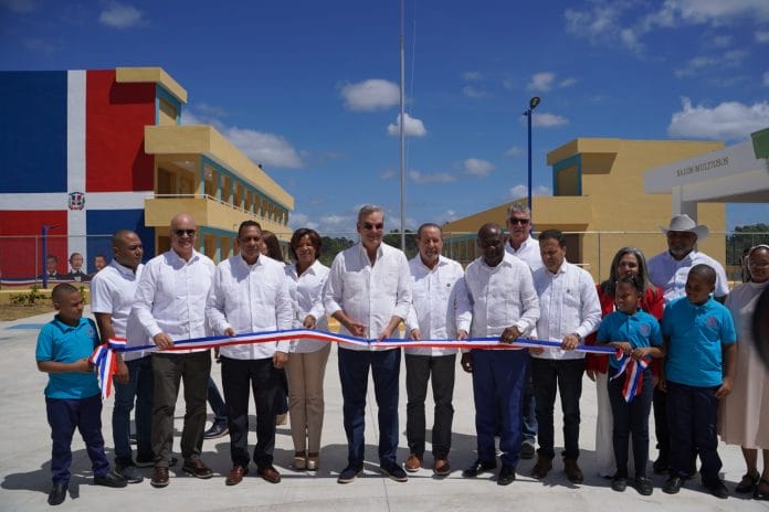 Gobierno inaugura cuatro centros educativos en Monte Plata y Santo Domingo