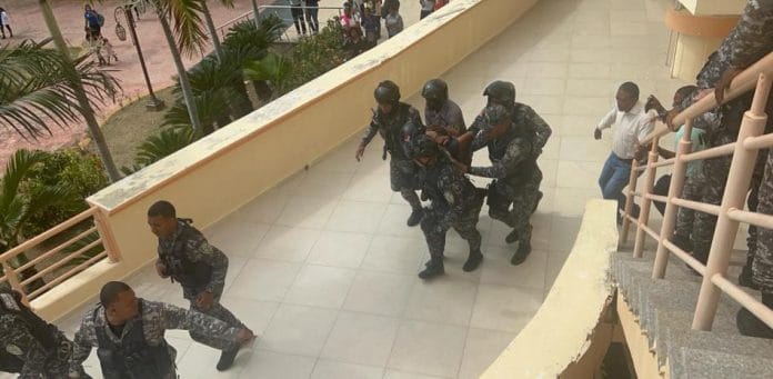 ¡Tragedia! Hombre hiere a su expareja con arma blanca en UASD-Barahona