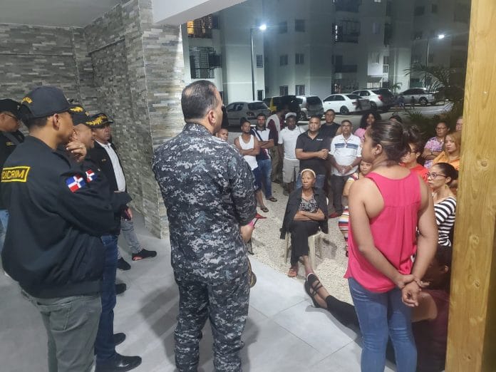 Policía Nacional SDN se reúne con residentes del proyecto mi vivienda en Guaricano