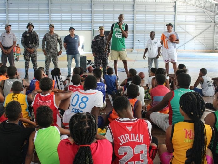 Tito Horford realiza clínica deportiva a niños del Nuevo Domingo Savio