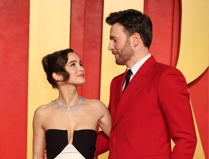 Chris Evans y Alba Baptista debutan como esposos en la fiesta de los Oscar