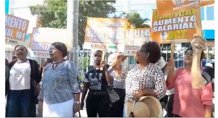 Mujeres protestan frente al Ministerio de Trabajo inconformes por caso Paula