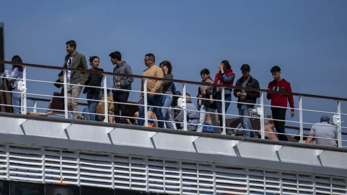 Retienen un crucero con 1.500 pasajeros en Barcelona