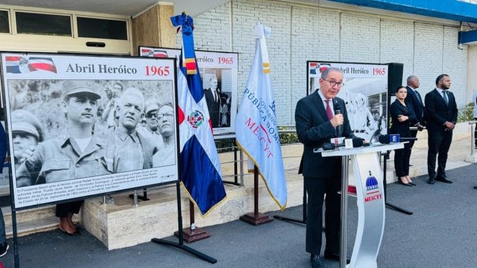 MESCYT apertura exposición fotográfica en el marco de la celebración de la gesta de abril de 1965