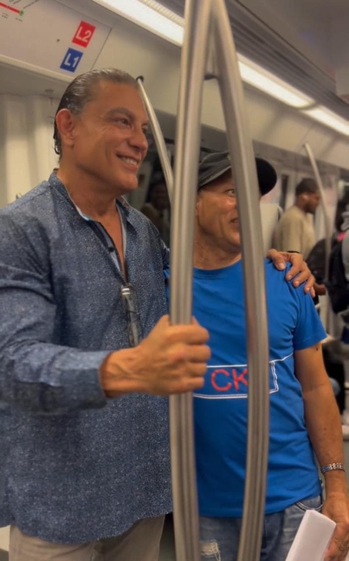 Actor Osvaldo Ríos se pasea por Metro de Santo Domingo en un 