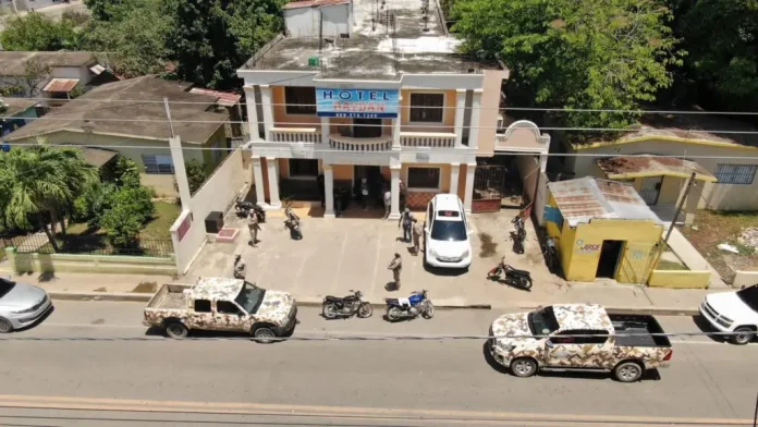 Detienen diez haitianos en hotel de Dajabón con estatus migratorio irregular
