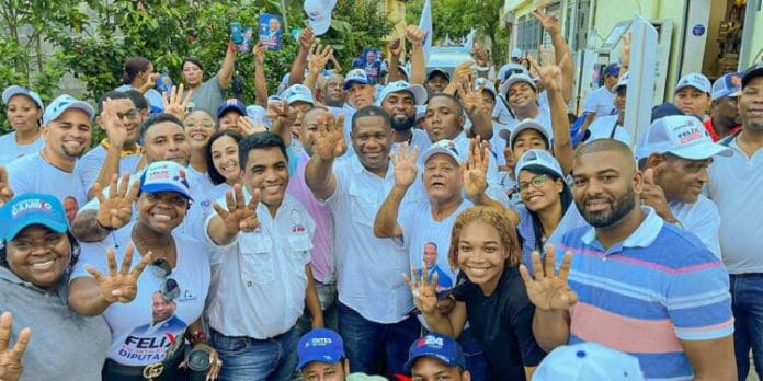 Candidato a diputado por el PRM realiza mano a mano en la Zona de Expansión