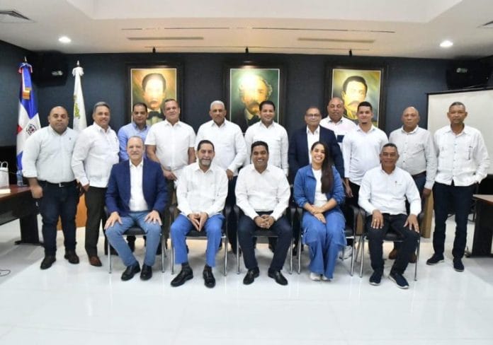 Kelvin Cruz realiza intercambio de experiencia con alcaldes electos