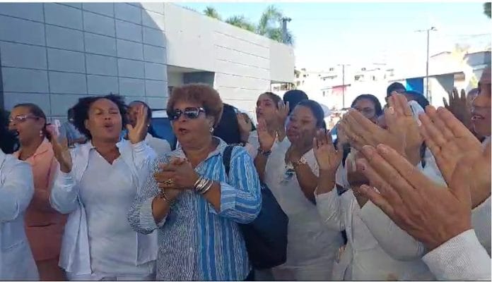 Enfermeras realizan piquete y paro de labores en el Hospital Moscoso Puello