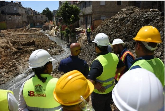 Supervisan trabajos de transformación cañada Guajimía en Santo Domingo Oeste
