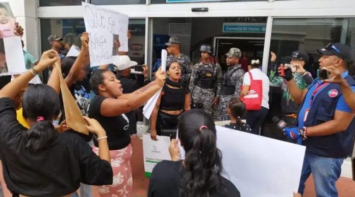 Familiares de niña fallecida protestan frente a clínica de Santiago por supuesta mala práctica médica