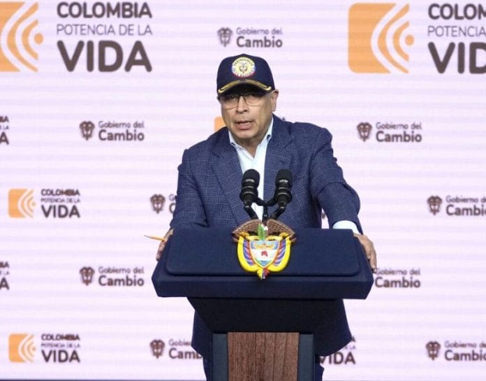 Petro denuncia red de corrupción en FF.AA. y apunta a pérdida de armas en cuarteles