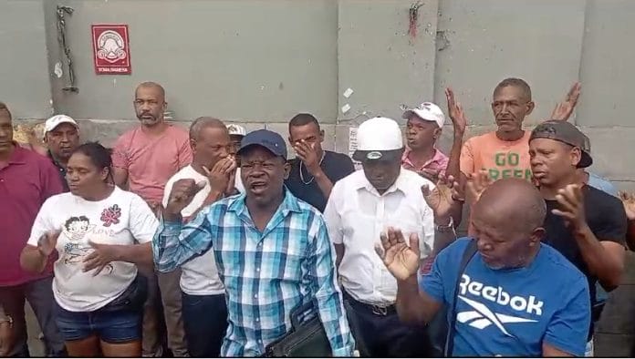 Los buhoneros de la avenida Mella exigen ser reubicados