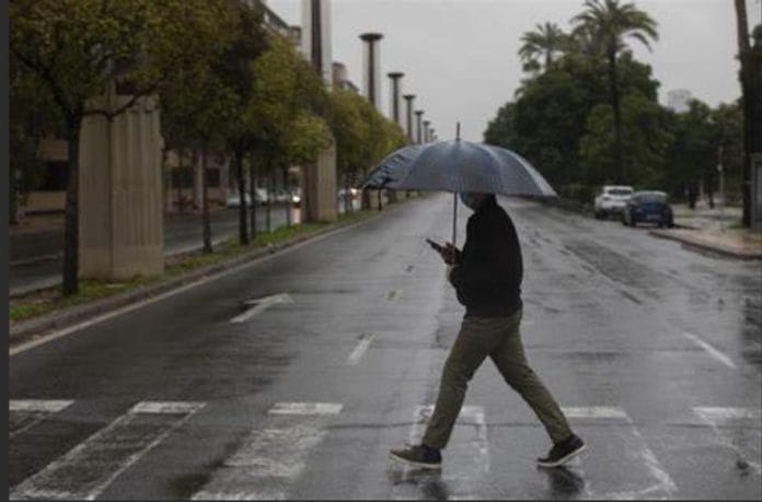 Chubascos aislados y temperaturas calurosas para este lunes