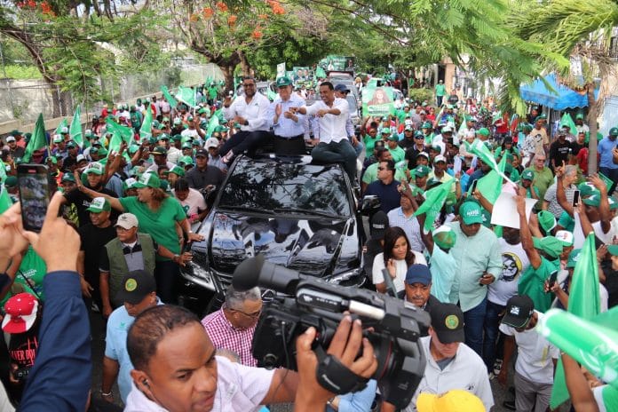 Leonel Fernández realiza caravana en apoyo a candidatos congresuales en San Cristóbal