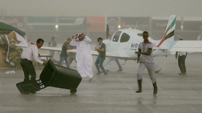 Lluvias baten récords en EAE e inundan el aeropuerto de Dubái