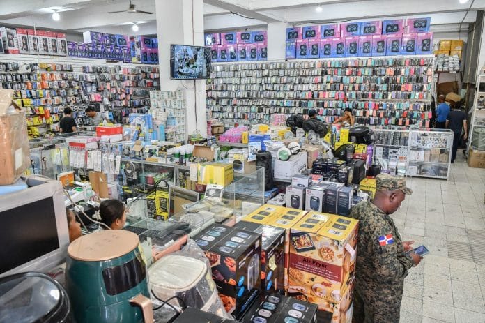 Comerciantes chinos cometen “delitos tributarios”; DGII y DGA cierran importadoras