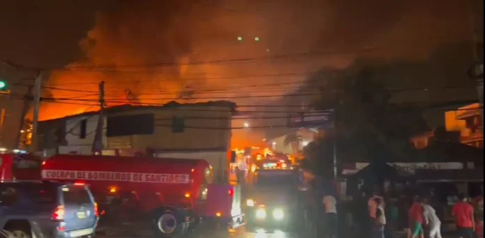 Incendio destruye tres locales en Santiago de los caballeros