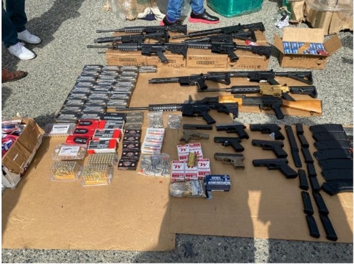 Condenan a doce años de prisión a una mujer por tráfico de armas de fuego