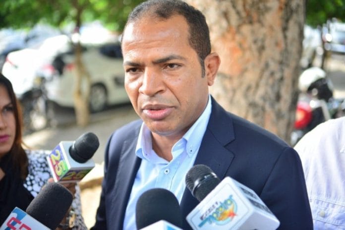 Transportista Juan Marte se queja subsidios del Estado no llegan a los choferes