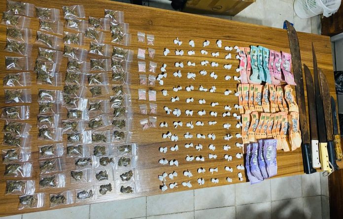 Policía ocupa unas 115 porciones de sustancias ilícitas y dinero en efectivo en Santiago