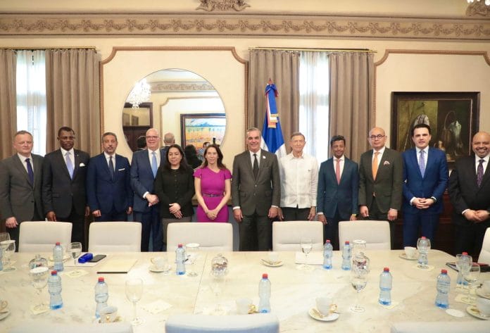 Abinader recibe visita embajadores de diferentes países acreditados ante la ONU