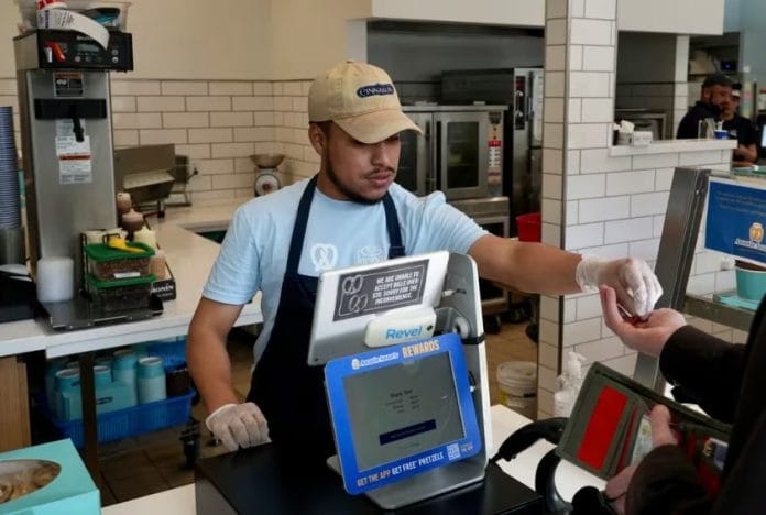 California aumenta salario mínimo para trabajadores de comida rápida